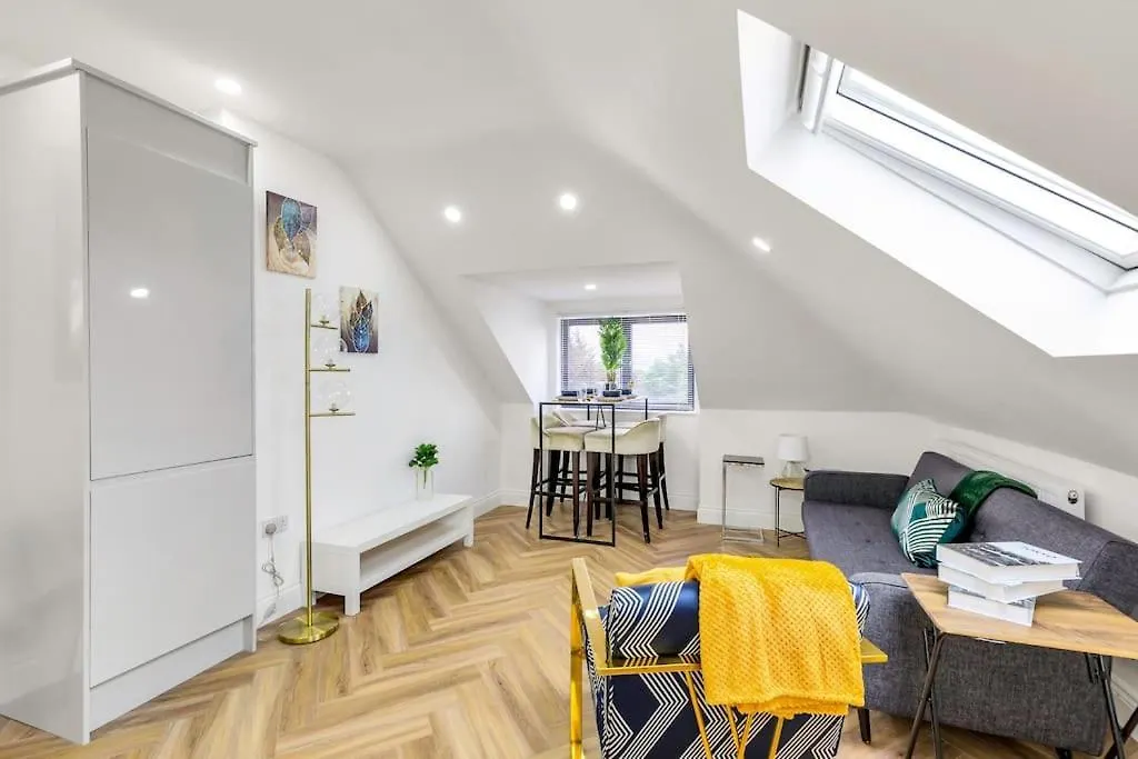 Modern 5 Occupancy London Flat Free Parking & Views Apartment