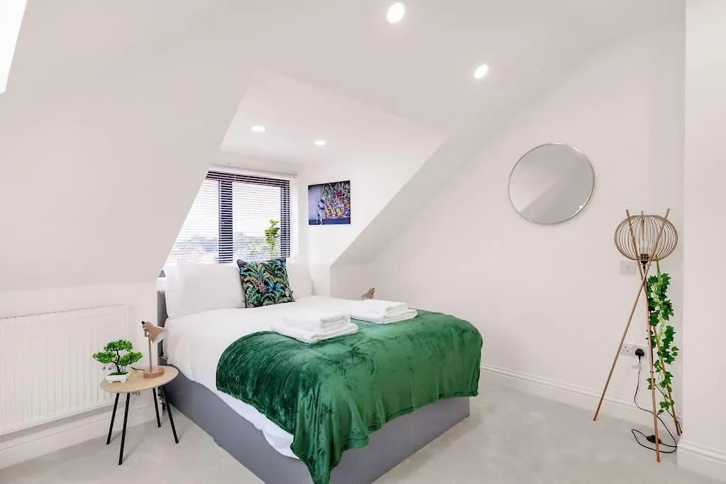 Modern 5 Occupancy London Flat Free Parking & Views Apartment
