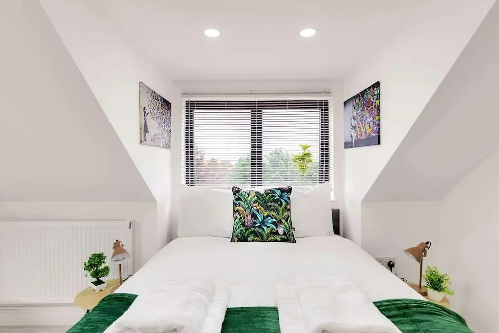 Modern 5 Occupancy London Flat Free Parking & Views Apartment