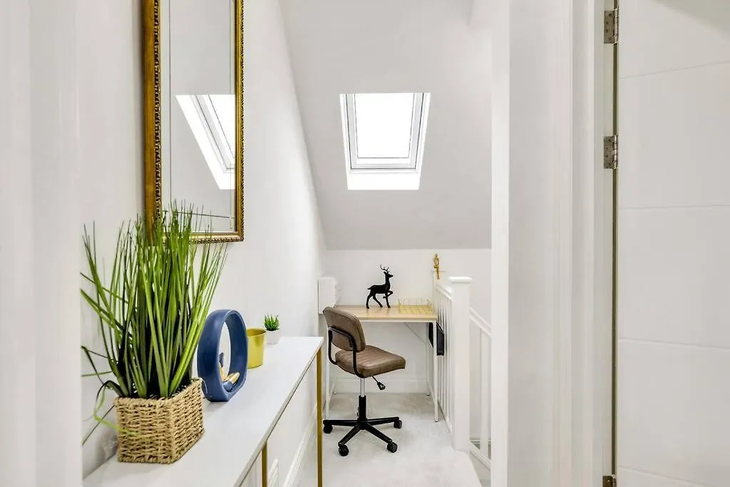 Modern 5 Occupancy London Flat Free Parking & Views Apartment