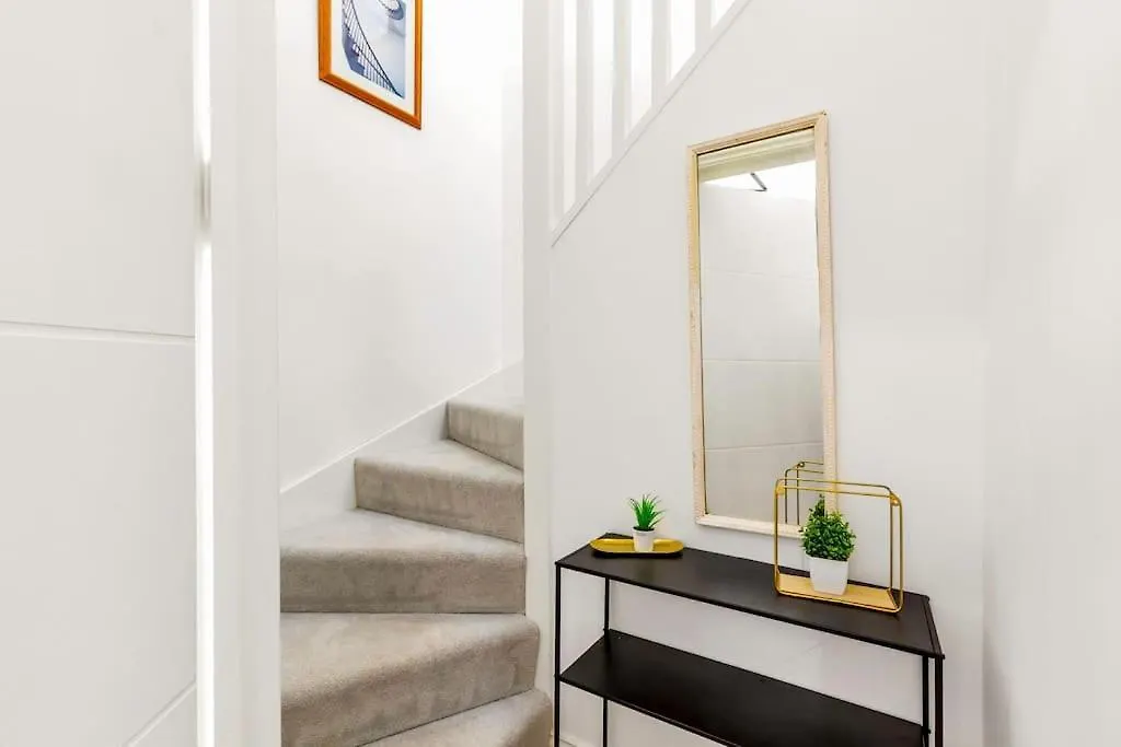 Modern 5 Occupancy London Flat Free Parking & Views Apartment 0*,  United Kingdom