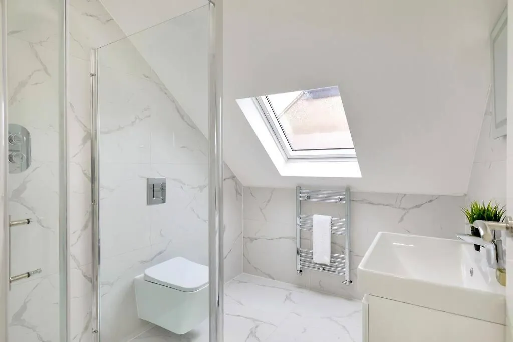 Modern 5 Occupancy London Flat Free Parking & Views Apartment