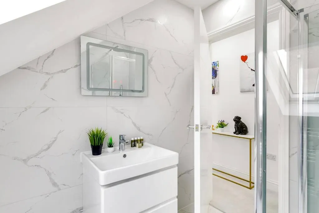 Modern 5 Occupancy London Flat Free Parking & Views Apartment 0*,  United Kingdom