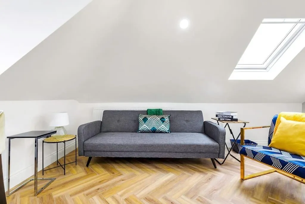 Modern 5 Occupancy London Flat Free Parking & Views Apartment