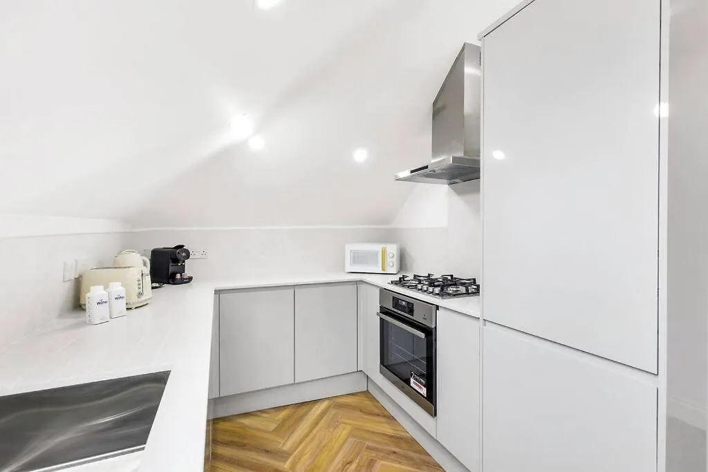 Modern 5 Occupancy London Flat Free Parking & Views Apartment