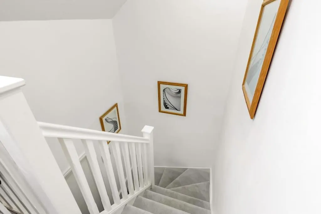 Modern 5 Occupancy London Flat Free Parking & Views Apartment
