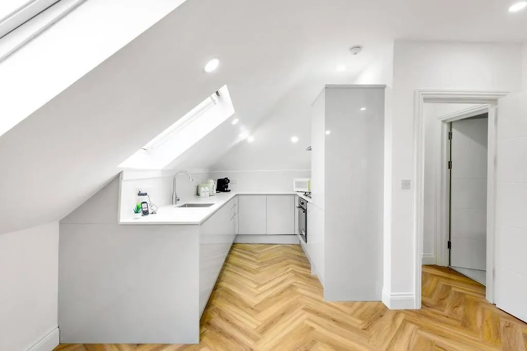 Modern 5 Occupancy London Flat Free Parking & Views Apartment